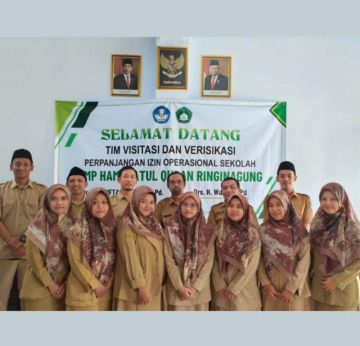 LAHIR DI LINGKUNGAN PESANTREN