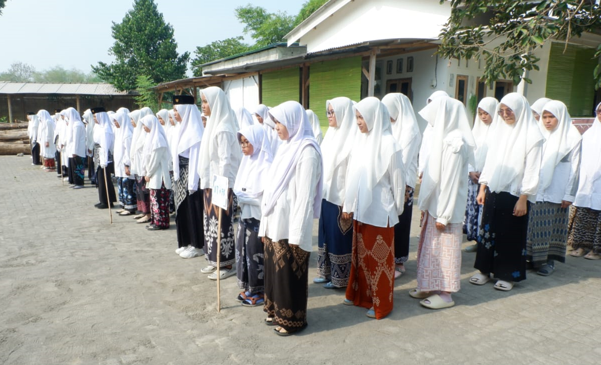 UPACARA HARI SANTRI NASIONAL SMP HAMALATUL QUR AN RINGINAGUNG