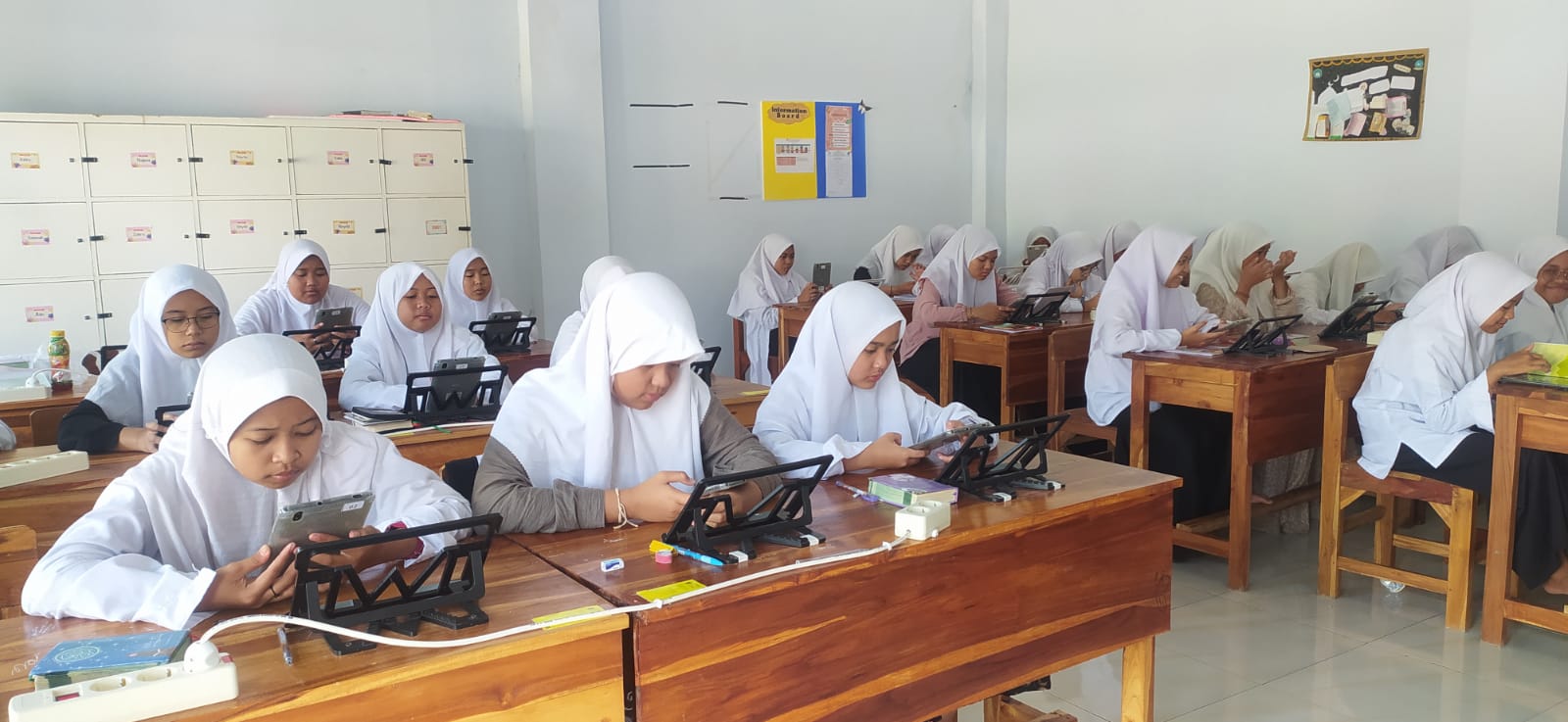 Proses belajar di SMP Hamalatul Qur an Ringinagung Berbasis IT  